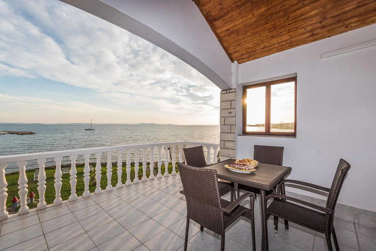 Apartments Villa Batela Privlaka