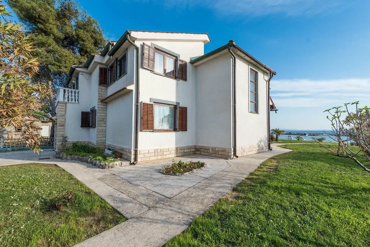 Apartments Villa Batela Privlaka