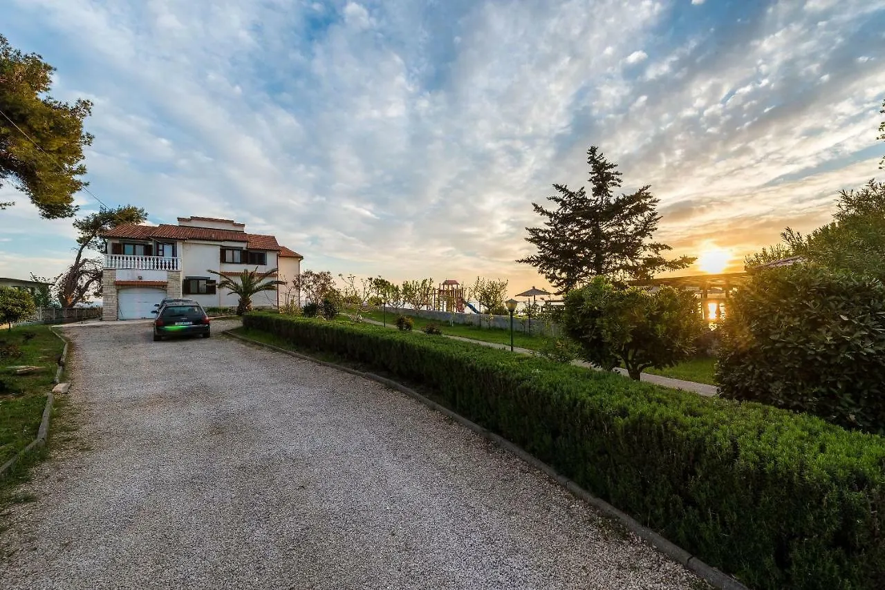 Apartments Villa Batela Privlaka