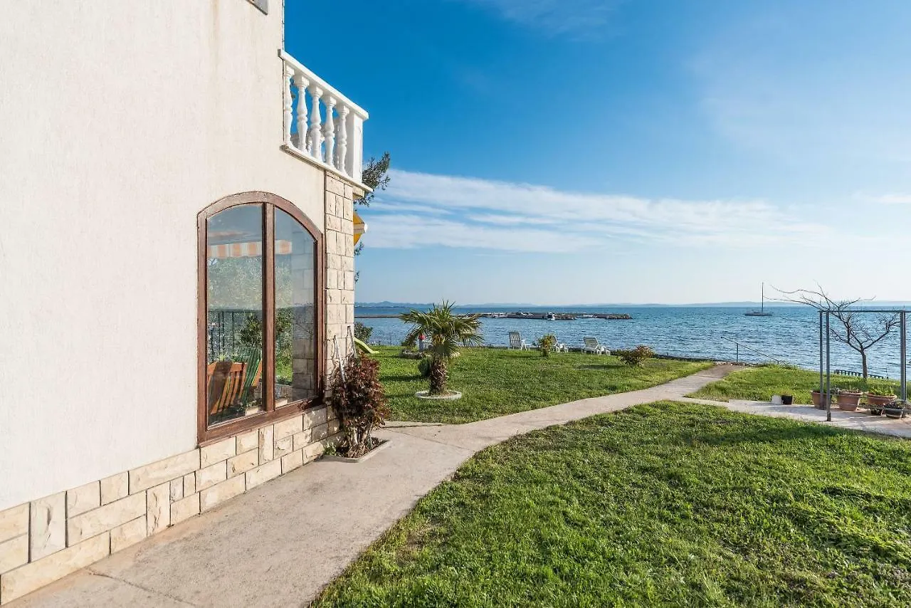 Apartments Villa Batela Privlaka